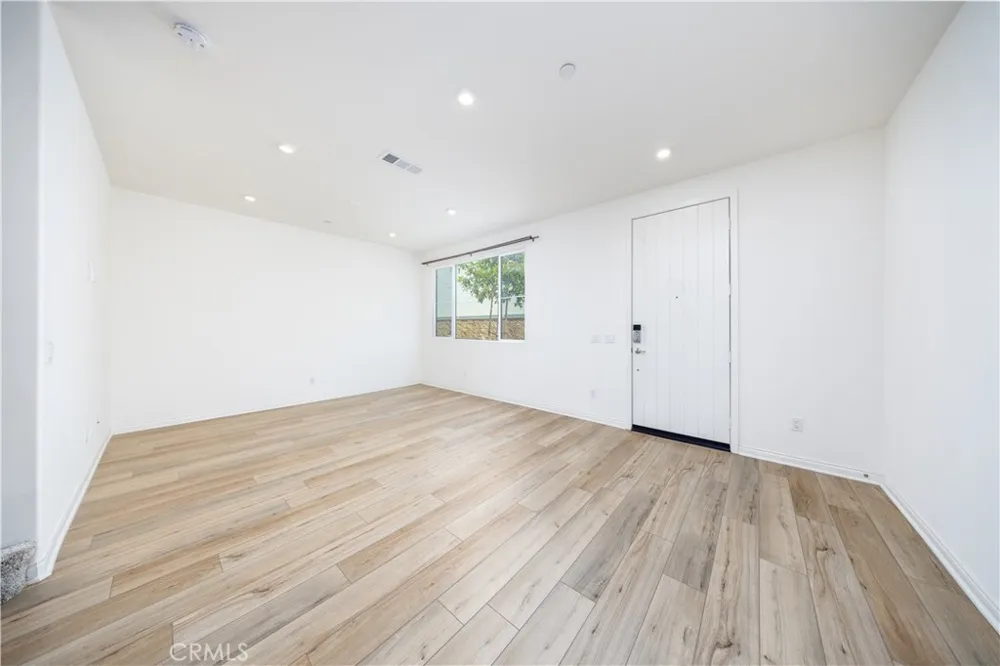 17 Aria South El Monte, CA 91733