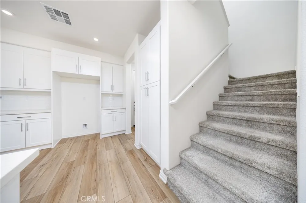 17 Aria South El Monte, CA 91733