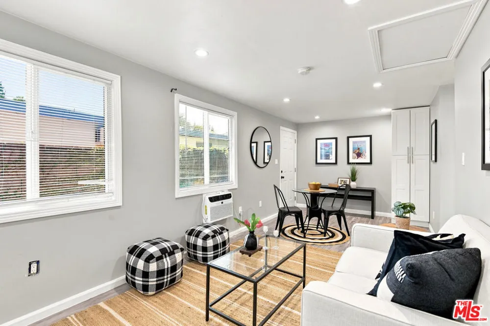 6443 Graves Avenue Lake Balboa, CA 91406