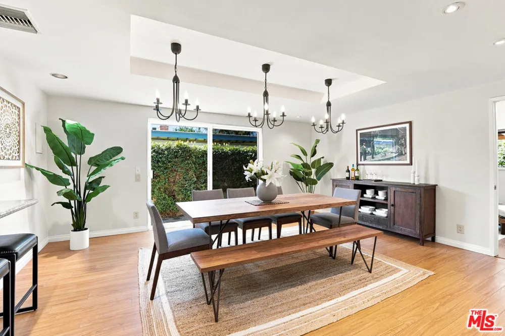 6443 Graves Avenue Lake Balboa, CA 91406