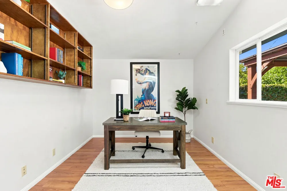 6443 Graves Avenue Lake Balboa, CA 91406