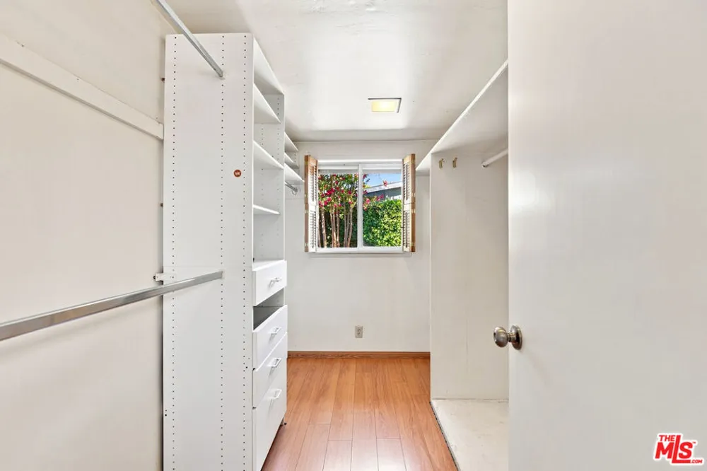 6443 Graves Avenue Lake Balboa, CA 91406