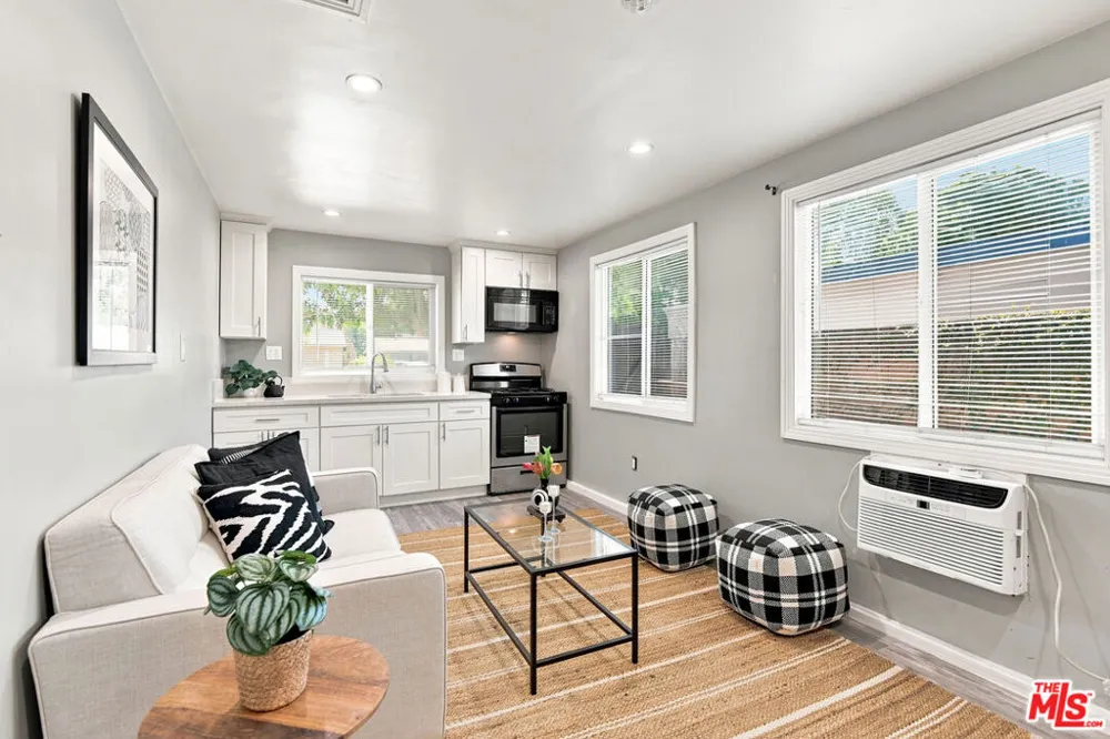 6443 Graves Avenue Lake Balboa, CA 91406
