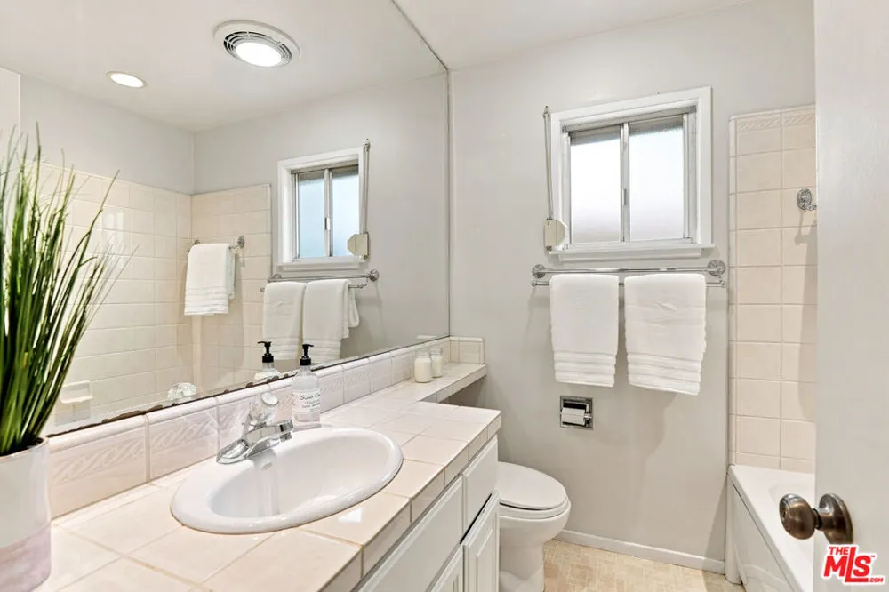 6443 Graves Avenue Lake Balboa, CA 91406