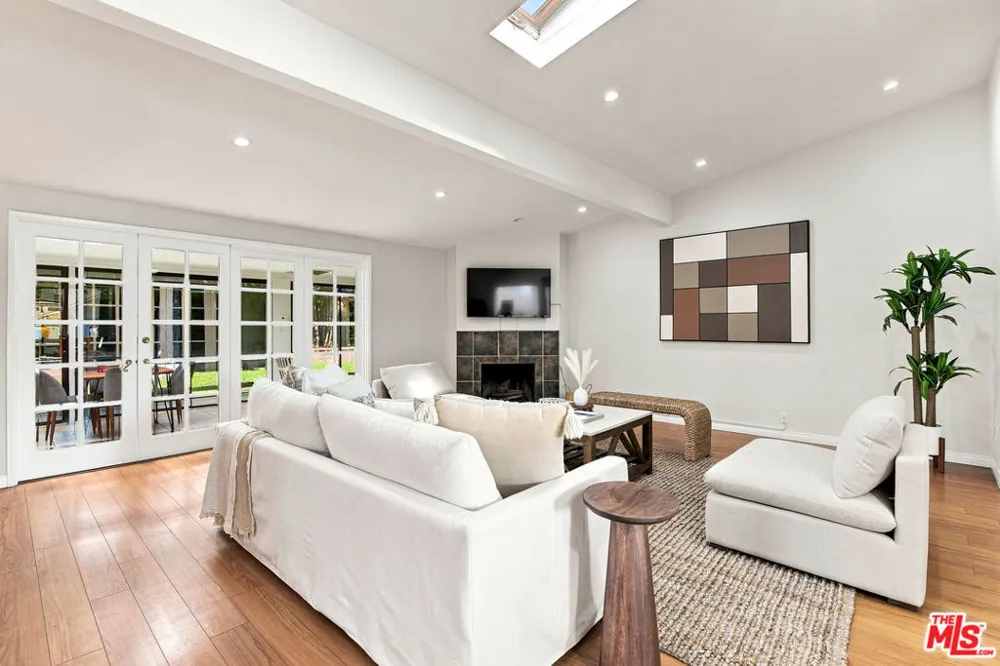 6443 Graves Avenue Lake Balboa, CA 91406