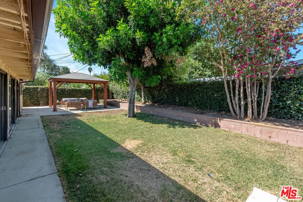 6443 Graves Avenue Lake Balboa, CA 91406