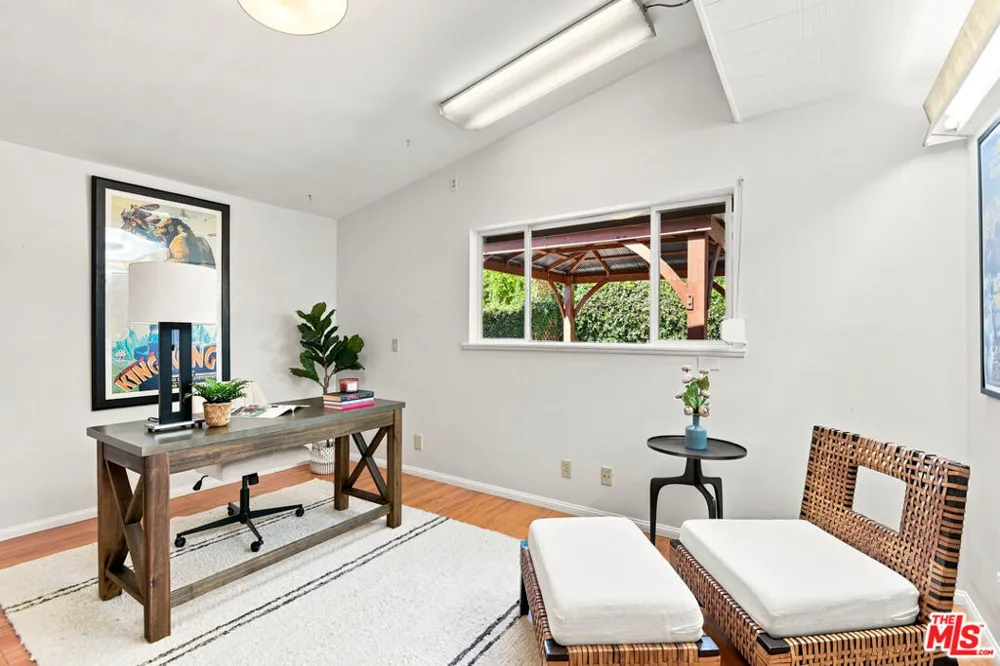 6443 Graves Avenue Lake Balboa, CA 91406