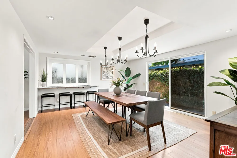 6443 Graves Avenue Lake Balboa, CA 91406