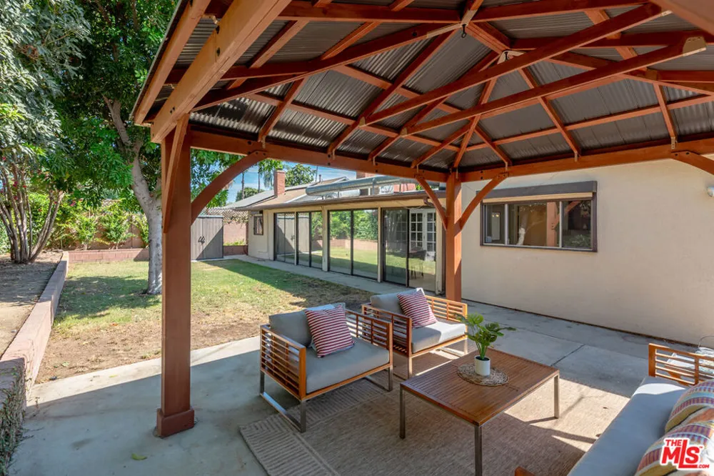 6443 Graves Avenue Lake Balboa, CA 91406