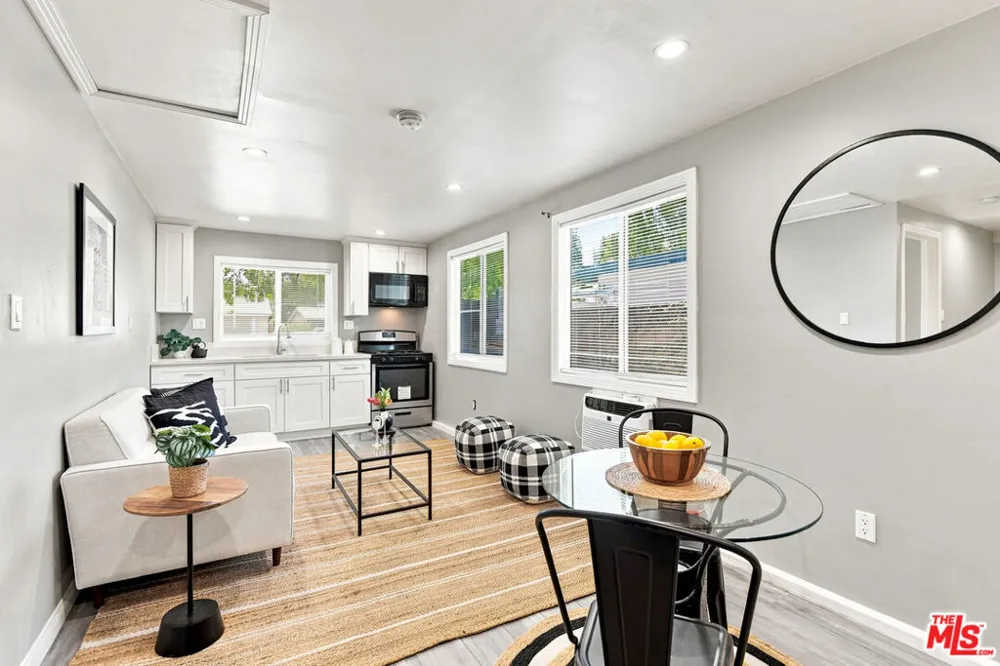 6443 Graves Avenue Lake Balboa, CA 91406