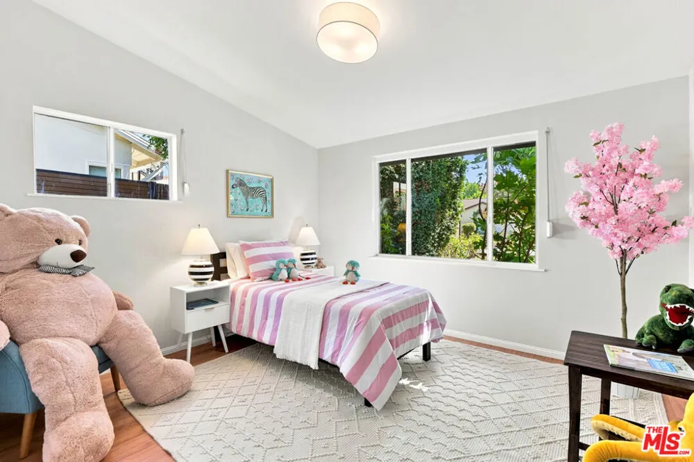 6443 Graves Avenue Lake Balboa, CA 91406