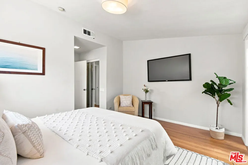 6443 Graves Avenue Lake Balboa, CA 91406