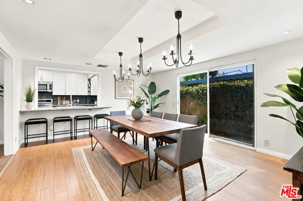 6443 Graves Avenue Lake Balboa, CA 91406