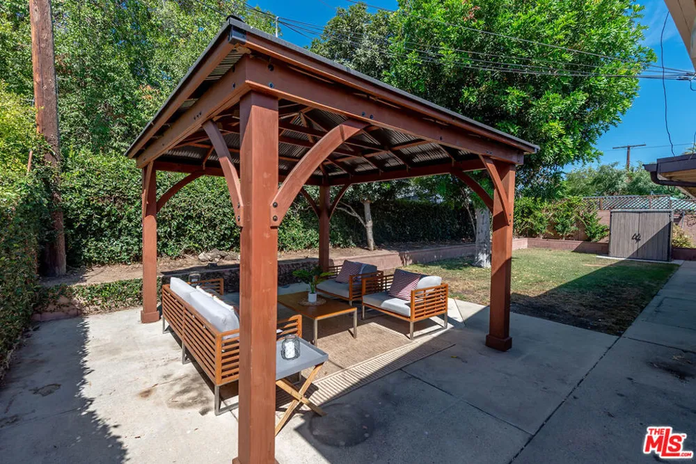6443 Graves Avenue Lake Balboa, CA 91406