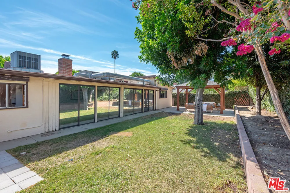 6443 Graves Avenue Lake Balboa, CA 91406