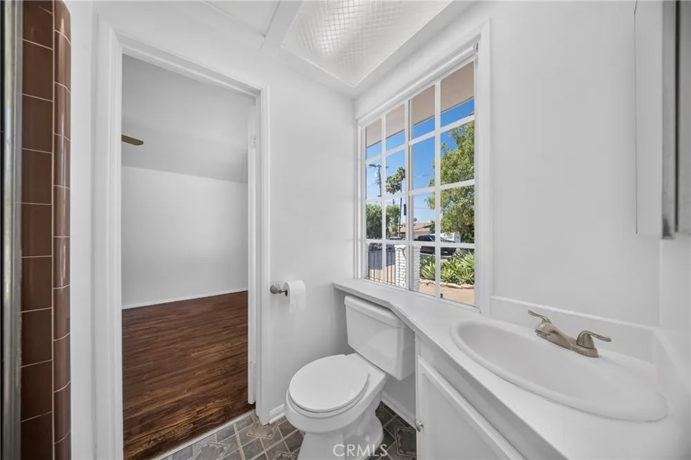9826 Columbus North Hills, CA 91343