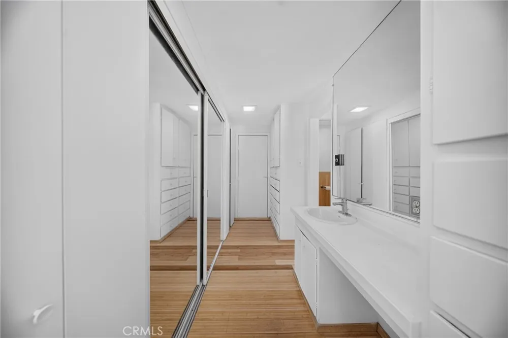 9826 Columbus North Hills, CA 91343