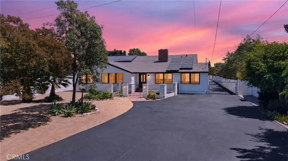 9826 Columbus North Hills, CA 91343