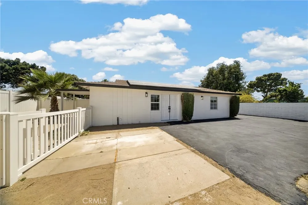 9826 Columbus North Hills, CA 91343
