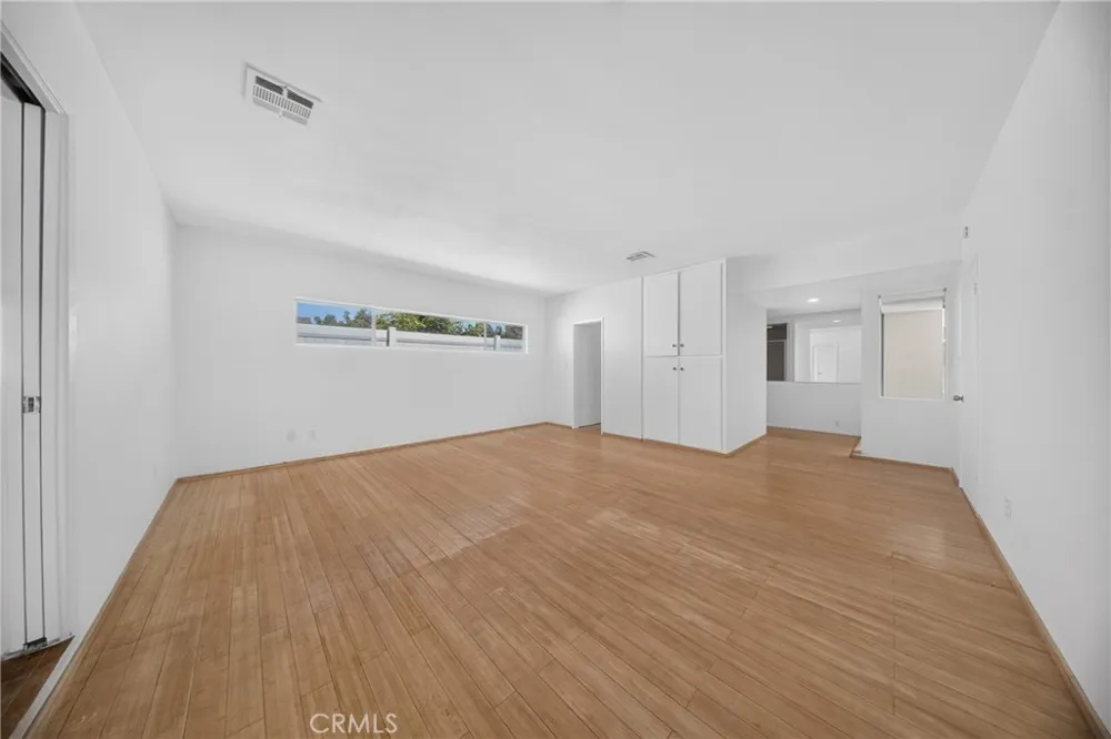 9826 Columbus North Hills, CA 91343