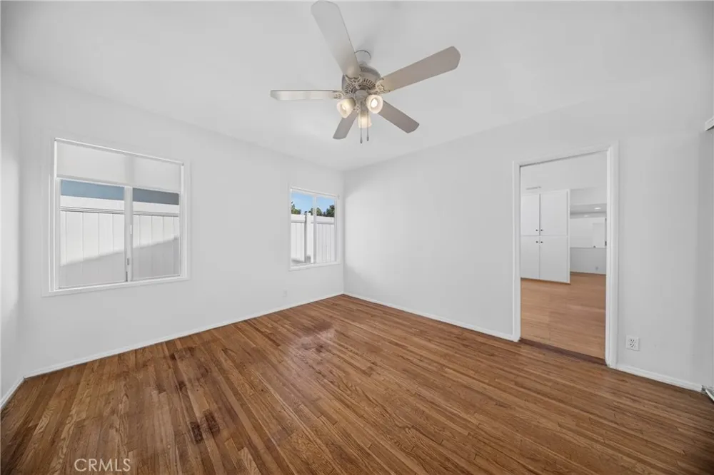 9826 Columbus North Hills, CA 91343