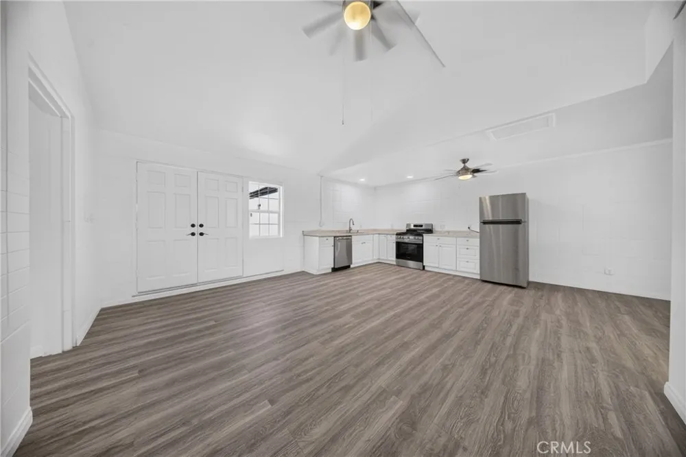 9826 Columbus North Hills, CA 91343