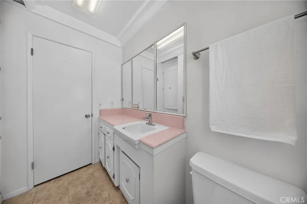 9826 Columbus North Hills, CA 91343