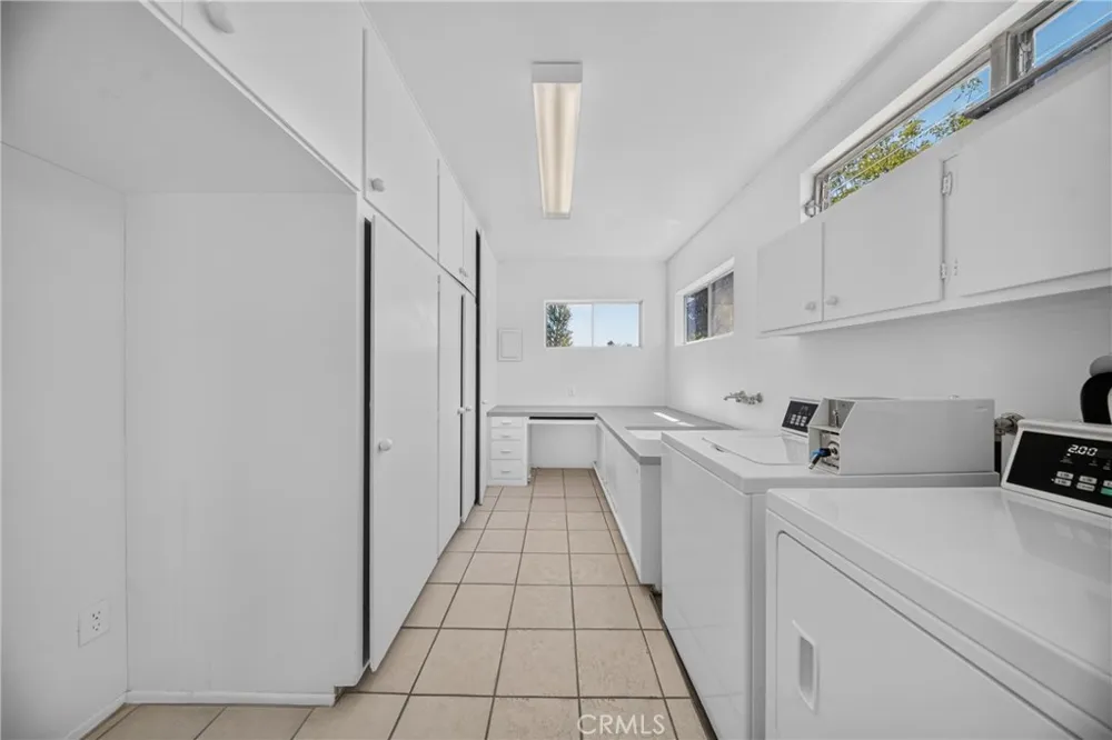 9826 Columbus North Hills, CA 91343