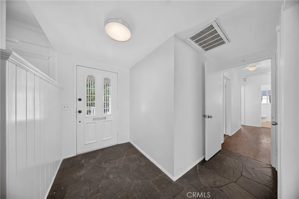 9826 Columbus North Hills, CA 91343