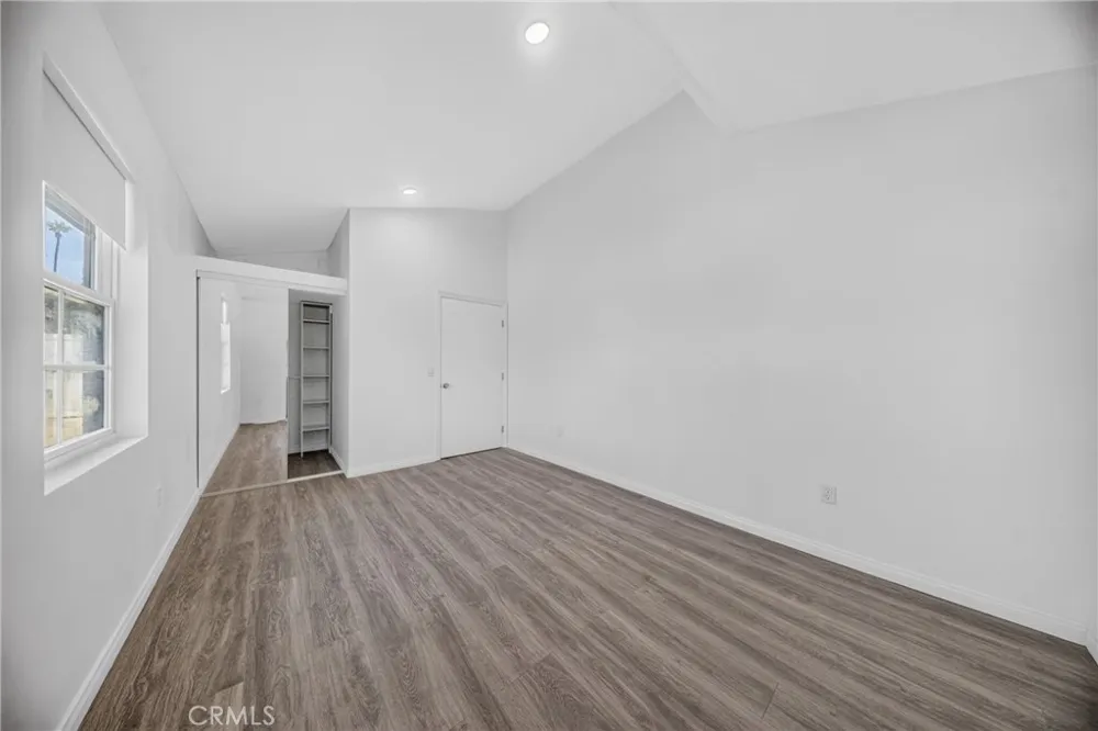 9826 Columbus North Hills, CA 91343