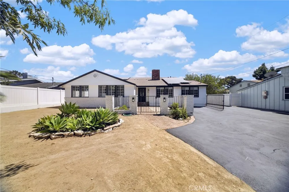 9826 Columbus North Hills, CA 91343