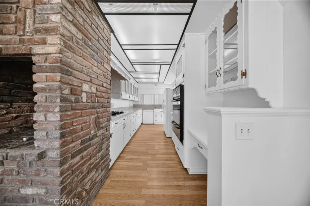 9826 Columbus North Hills, CA 91343