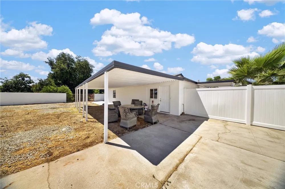 9826 Columbus North Hills, CA 91343