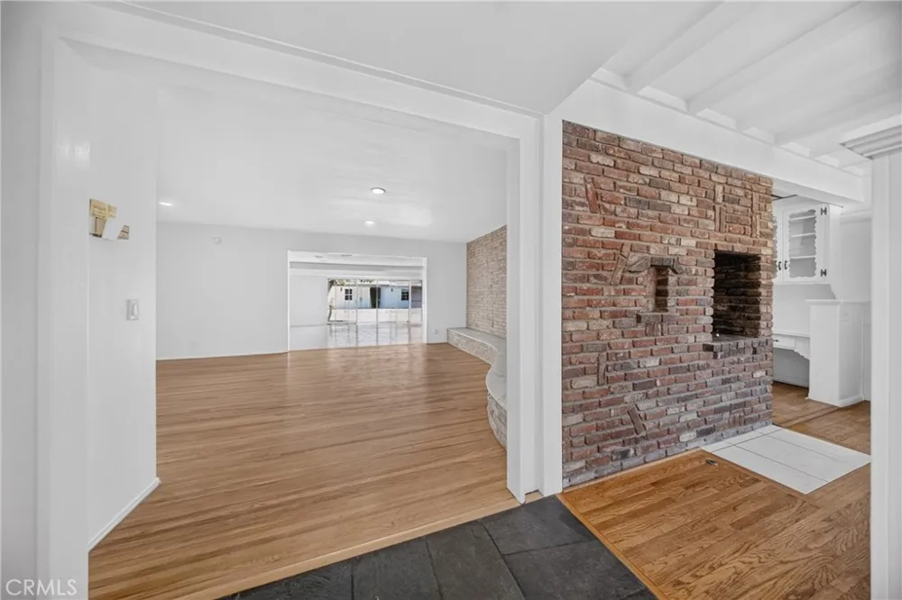 9826 Columbus North Hills, CA 91343