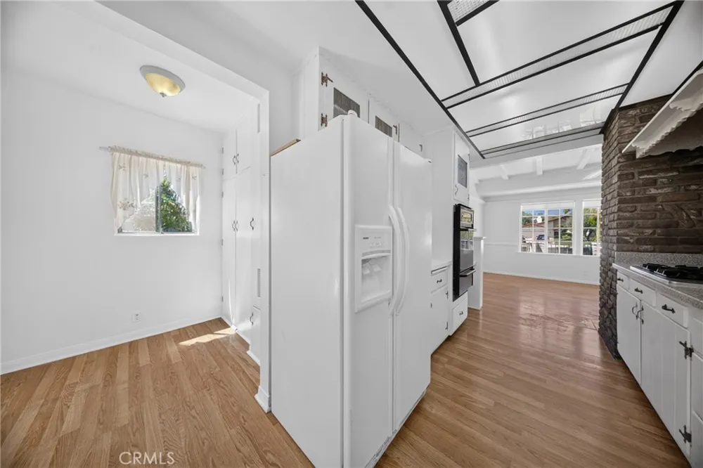 9826 Columbus North Hills, CA 91343