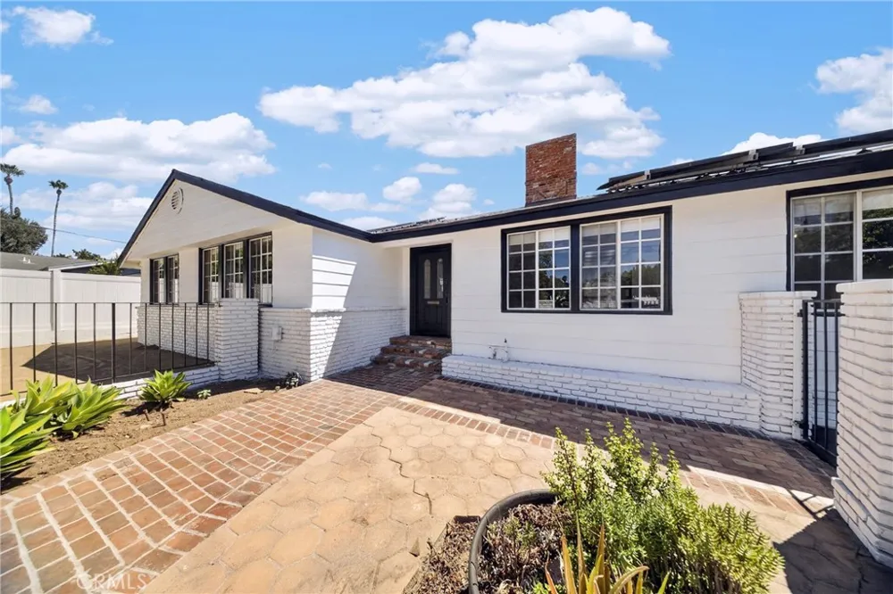 9826 Columbus North Hills, CA 91343