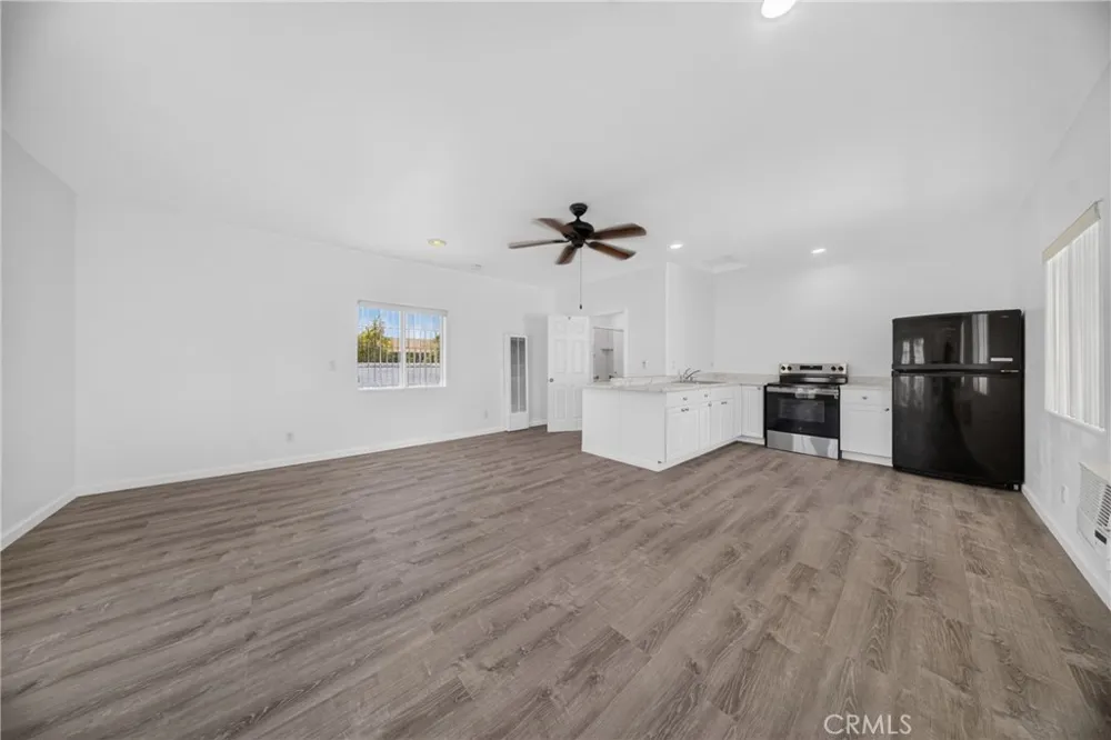 9826 Columbus North Hills, CA 91343