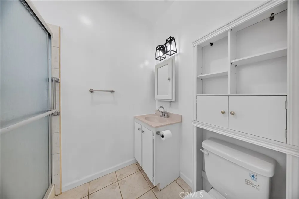 9826 Columbus North Hills, CA 91343