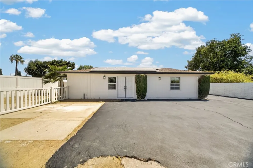 9826 Columbus North Hills, CA 91343