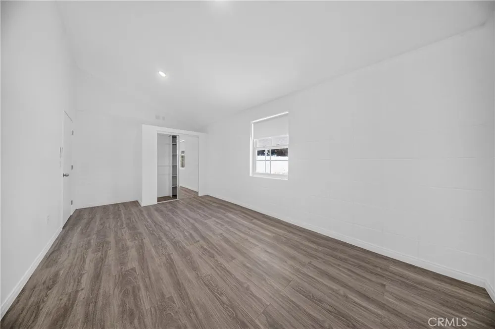 9826 Columbus North Hills, CA 91343