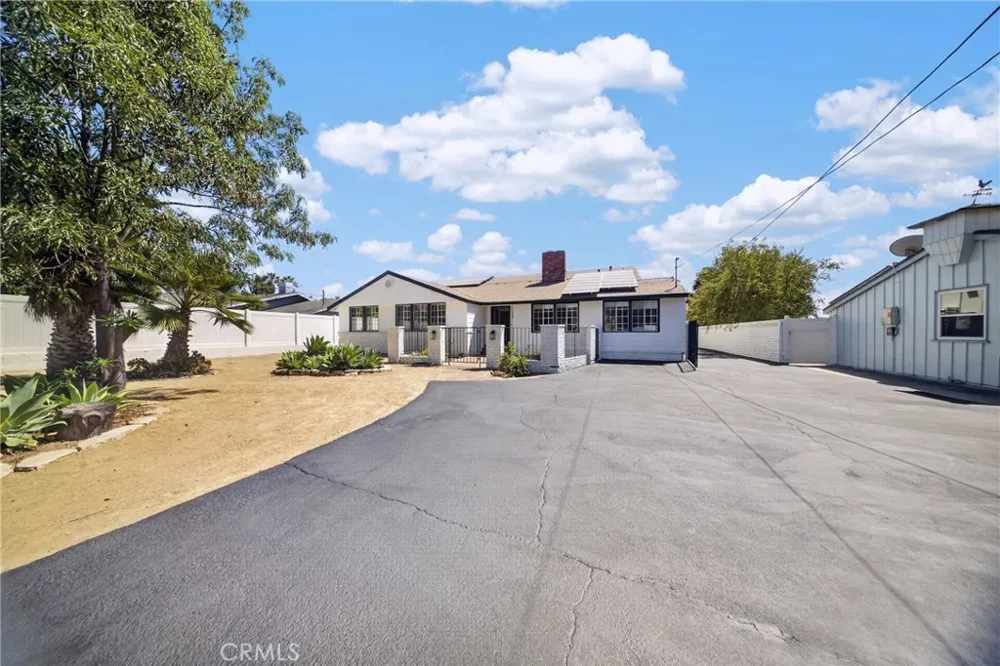 9826 Columbus North Hills, CA 91343