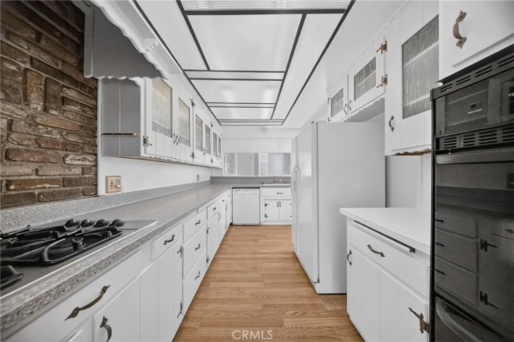 9826 Columbus North Hills, CA 91343