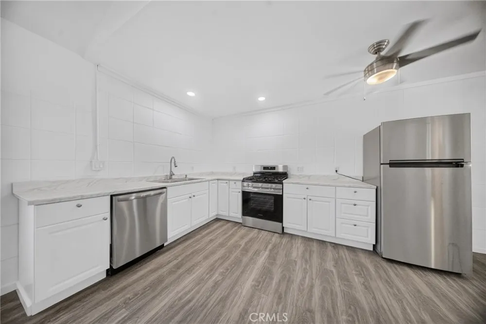 9826 Columbus North Hills, CA 91343