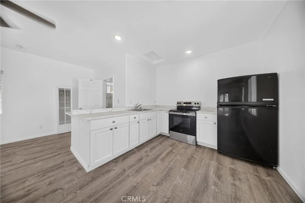 9826 Columbus North Hills, CA 91343