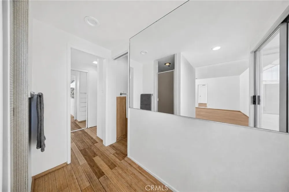 9826 Columbus North Hills, CA 91343