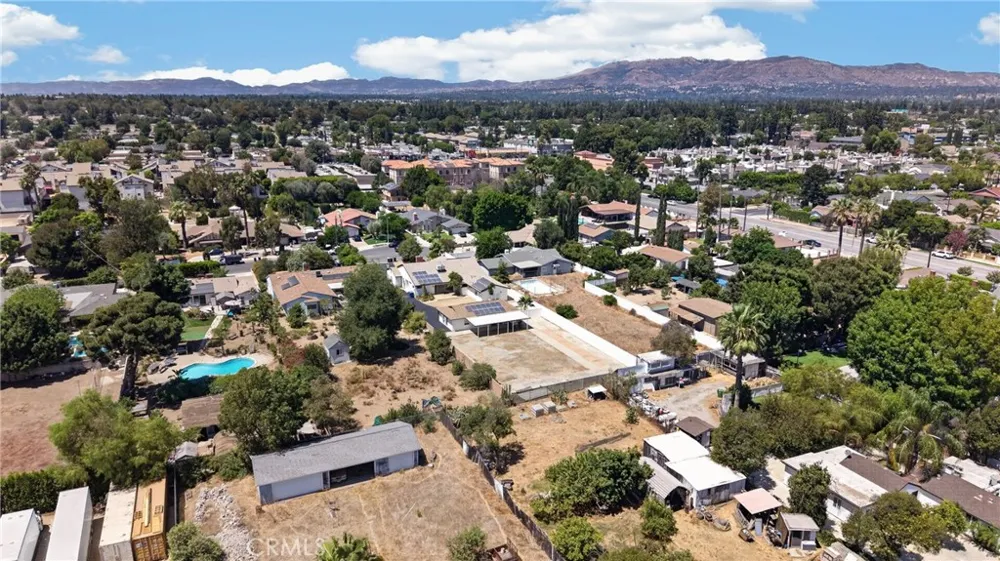 9826 Columbus North Hills, CA 91343