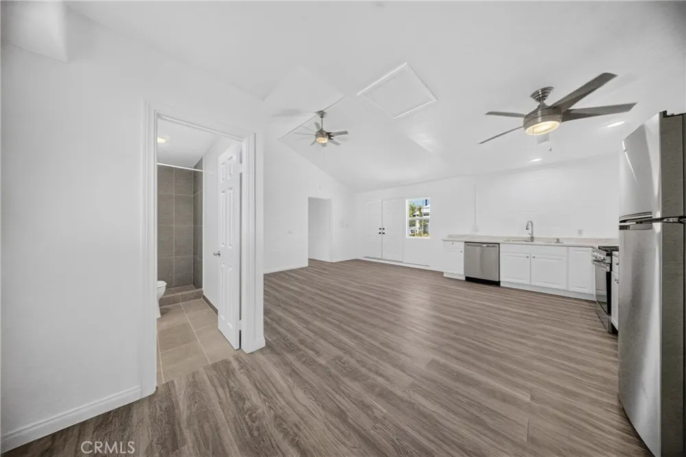 9826 Columbus North Hills, CA 91343