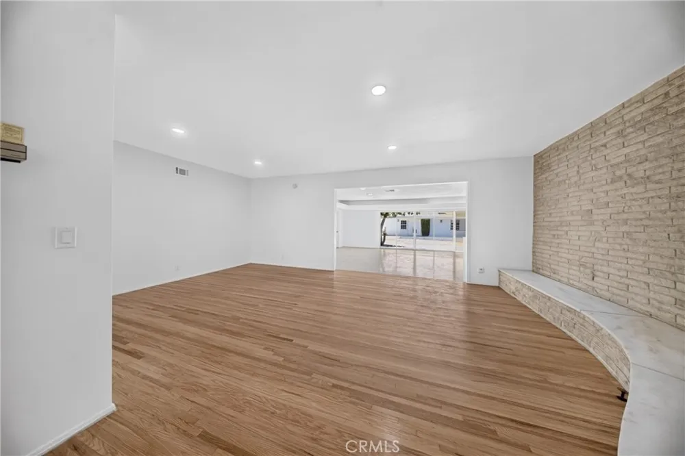 9826 Columbus North Hills, CA 91343