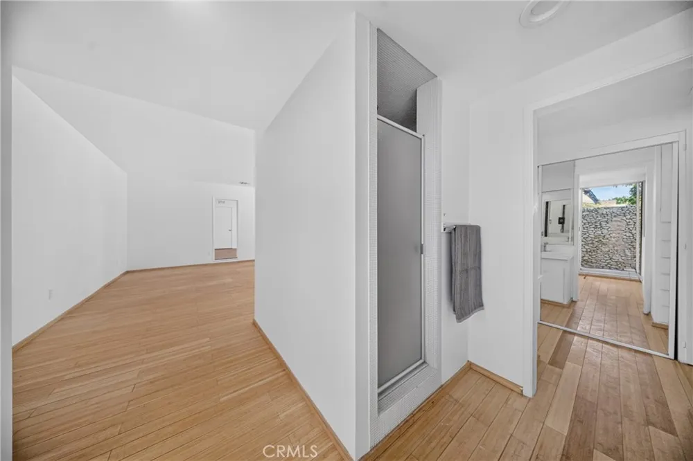 9826 Columbus North Hills, CA 91343