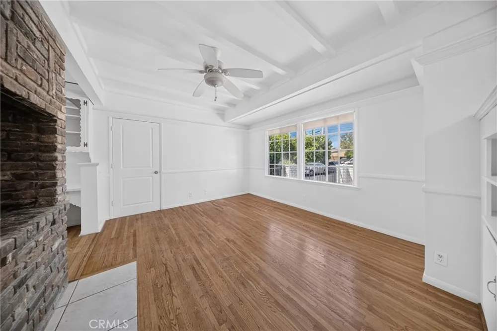 9826 Columbus North Hills, CA 91343